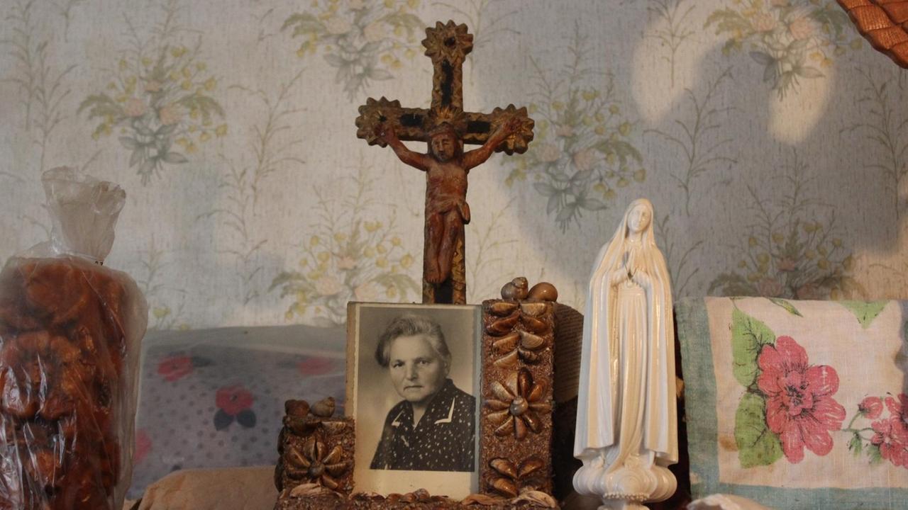 Ein Kreuz und ein Foto der Mutter von Elli Hartwig.
