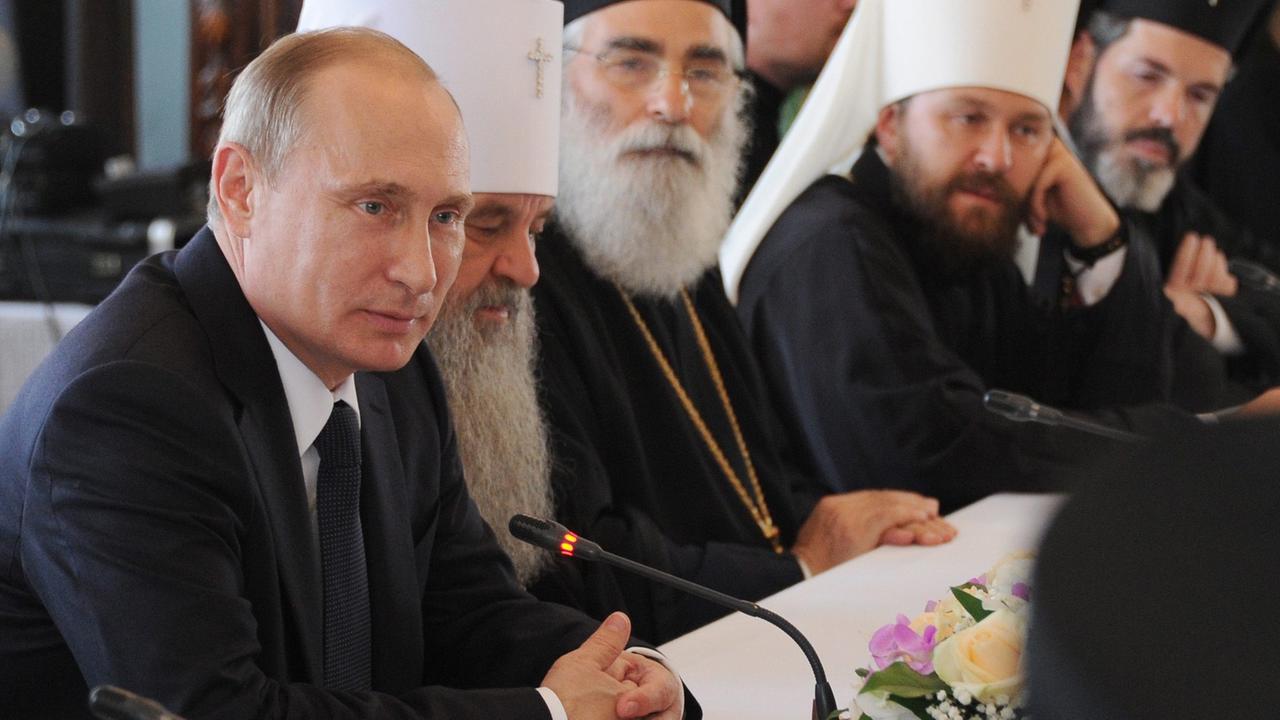 Russlands Präsident Wladimir Putin trifft am 18. Juli 2014 Bischöfe der orthodoxen Kirche in der Nähe von Moskau, um den 700. Geburtstag des Heiligen Sergius von Radonesch zu feiern.