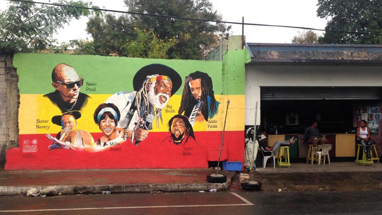 Der Plattenladen Rockers International in der Orange Street 135 in Kingston zeigt Jamaikas Musikgrößen in bunten Farben als Porträts an einer Wand.