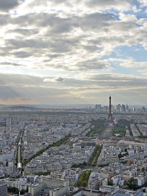 Der Blick über die Innenstadt von Paris (Frankreich) am 16.08.2015. In der Mitte ist der Eiffelturm zu sehen, rechts im Bild der Invalidendom. Das Foto entstand vom Hochhaus Tour Maine-Montparnasse.