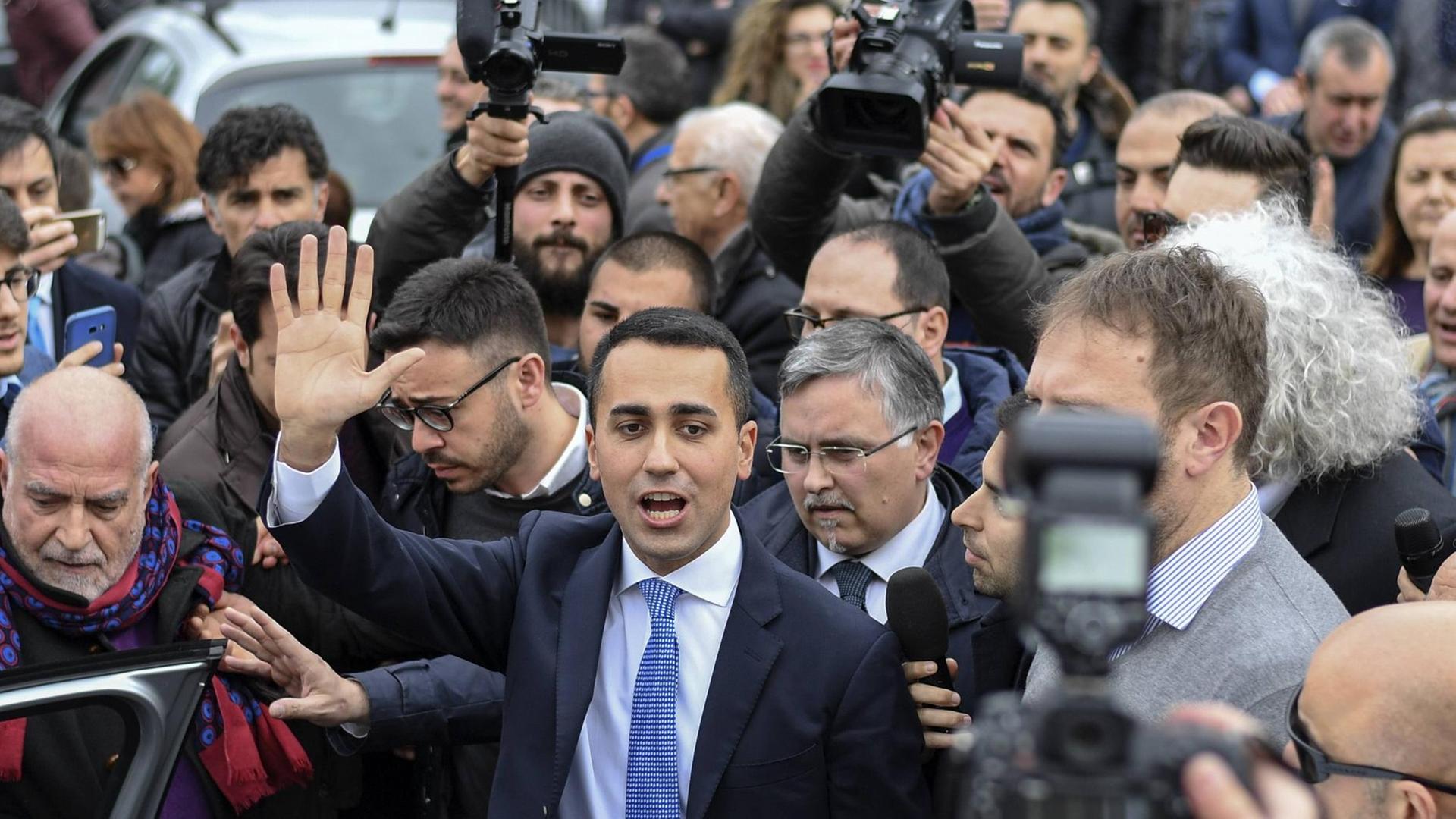 Stimmabgabe von Luigi Di Maio, Spitzenkandidat der Fünf-Sterne-Bewegung Stimmabgabe von Luigi Di Maio, Spitzenkandidat der Fünf-Sterne-Bewegung