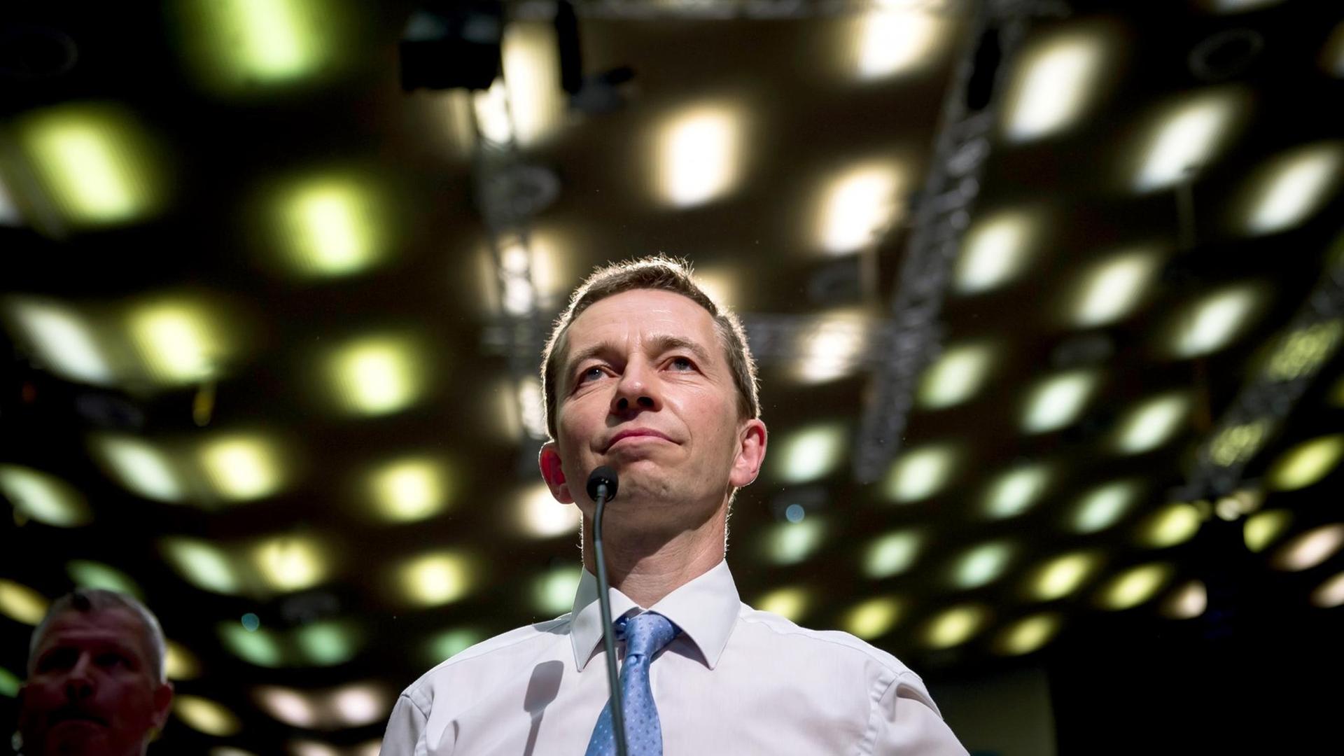 Der ehemalige AfD-Vorsitzende Bernd Lucke steht auf dem Parteitag der AfD in Essen. Der ehemalige AfD-Vorsitzende Bernd Lucke steht auf dem Parteitag der AfD in Essen.