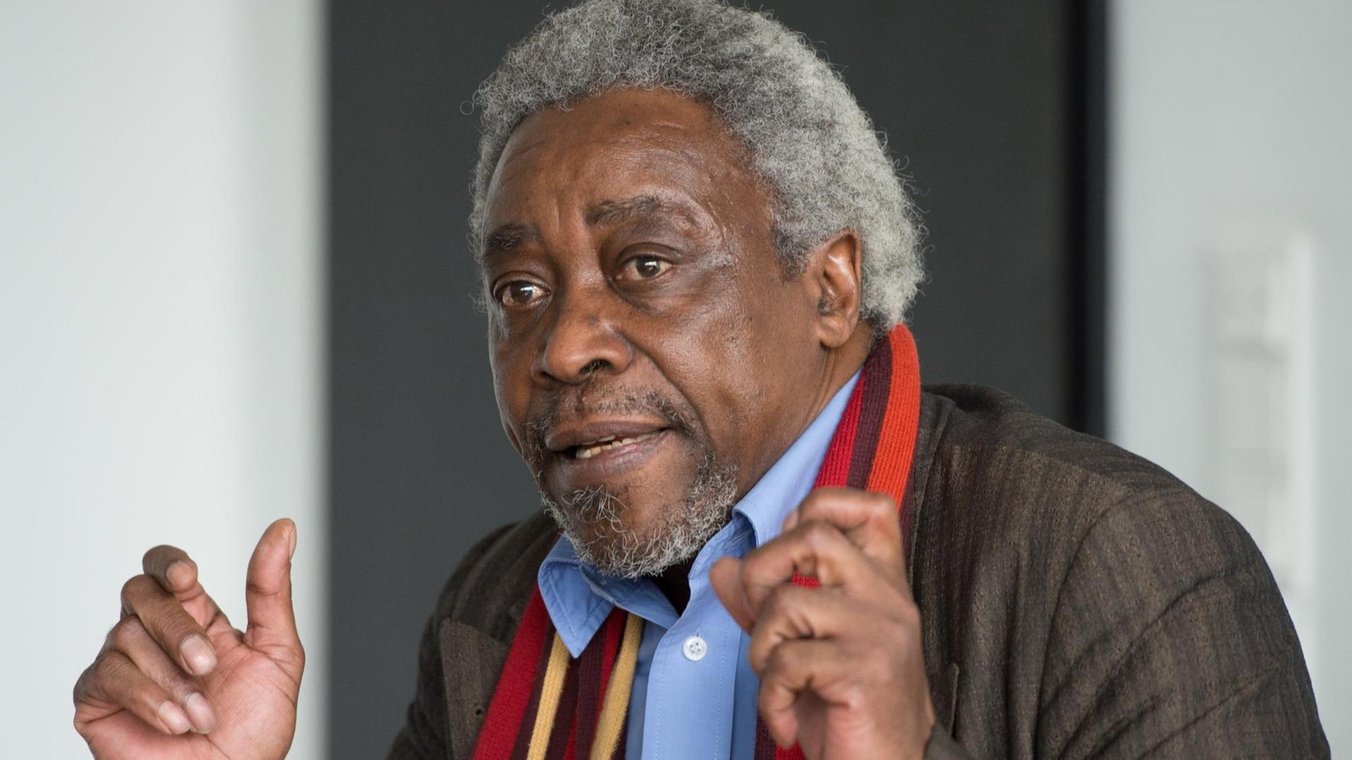 Der in Berlin lebende Herero Mnyaka Sururu Mboro (Hereros = südwestafrikanisches ehemaliges Hirtenvolk) spricht am 05.03.2014 in Berlin während einer Pressekonferenz des Bündnisses "Völkermord verjährt nicht". Anlass war die bevorstehende Übergabe von Gebeinen namibischen Ursprungs durch die Charite an eine namibische Staatsdelegation. Der in Berlin lebende Herero Mnyaka Sururu Mboro (Hereros = südwestafrikanisches ehemaliges Hirtenvolk) spricht am 05.03.2014 in Berlin während einer Pressekonferenz des Bündnisses "Völkermord verjährt nicht". Anlass war die bevorstehende Übergabe von Gebeinen namibischen Ursprungs durch die Charite an eine namibische Staatsdelegation.