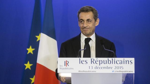 Zu sehen ist der Vorsitzende der Partei "Les Républicains", Frankreichs Ex-Präsident Nicolas Sarkozy, an einem Rednerpult.