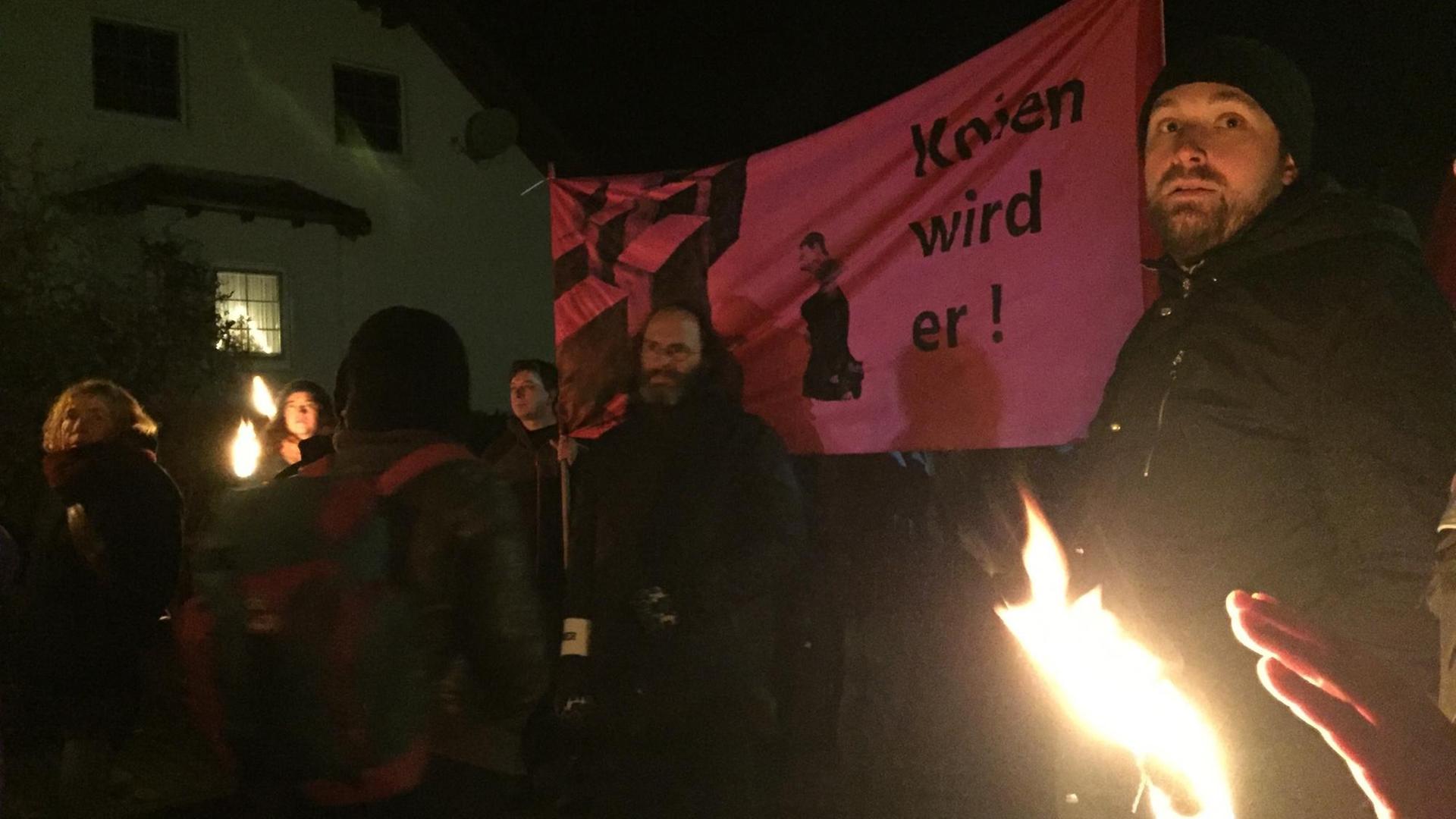 Mitglieder einer Antifa-Demo in Bornhagen halten ein Banner hoch auf dem "Knien wird er" geschrieben steht. Der Satz bezieht sich auf die Forderung der Stelen-Künstler, der AfD-Politiker Björn Höcke solle vor ihrer Holocaust-Nachbildung nieder knien. Mitglieder einer Antifa-Demo in Bornhagen halten ein Banner hoch auf dem "Knien wird er" geschrieben steht. Der Satz bezieht sich auf die Forderung der Stelen-Künstler, der AfD-Politiker Björn Höcke solle vor ihrer Holocaust-Nachbildung nieder knien.
