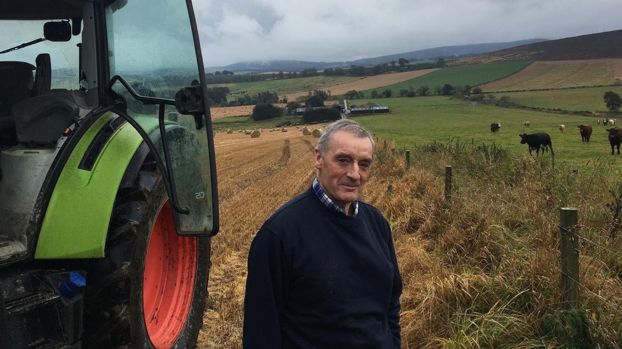 Die Existenz von schottischen Bauern wie Charlie Adam wird zu 75 Prozent durch EU-Subventionen gesichert. Er steht auf dem Feld neben dem Traktor.
