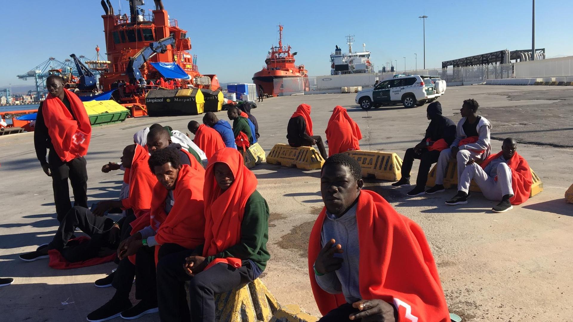 Aus der Meerenenge von Gibraltar gerettete Flüchtlinge im Hafen der spanischen Stadt Algeciras.