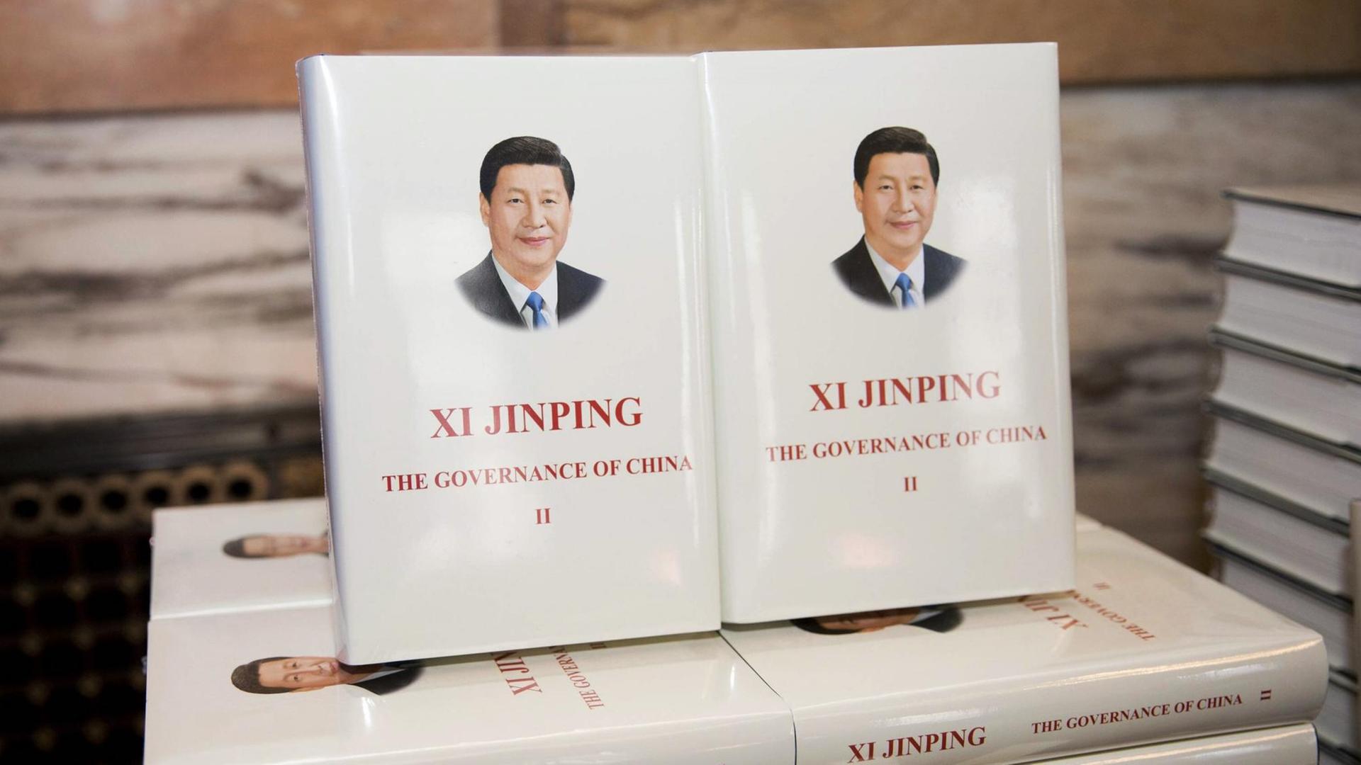 Bücherstapel der Exenplare von Xi Jinpings "The Governance of China II".