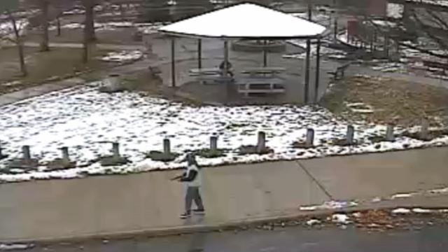Zu sehen ist das Bild einer Überwachungskamera, die den zwölfjährigen Tamir Rice wenige Sekunden vor dem tödlichen Schuss durch die Polizei aufgenommen hat