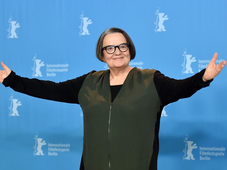 Die polnische Regisseurin Agnieszka Holland mit einladend ausgebreiteten Armen vor der Berlinale-Wand