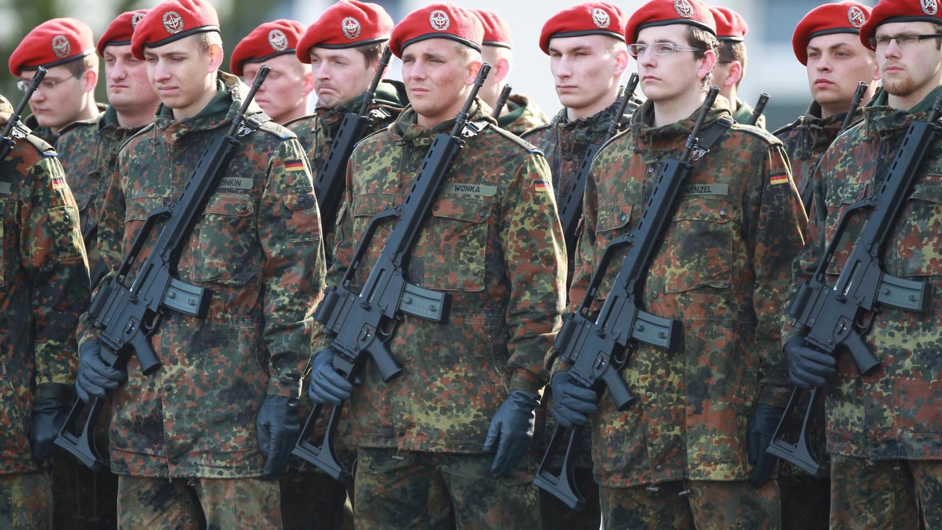 Soldaten des Logistikbataillons 171 sind zum Appell angetreten. Soldaten des Logistikbataillons 171 sind zum Appell angetreten.