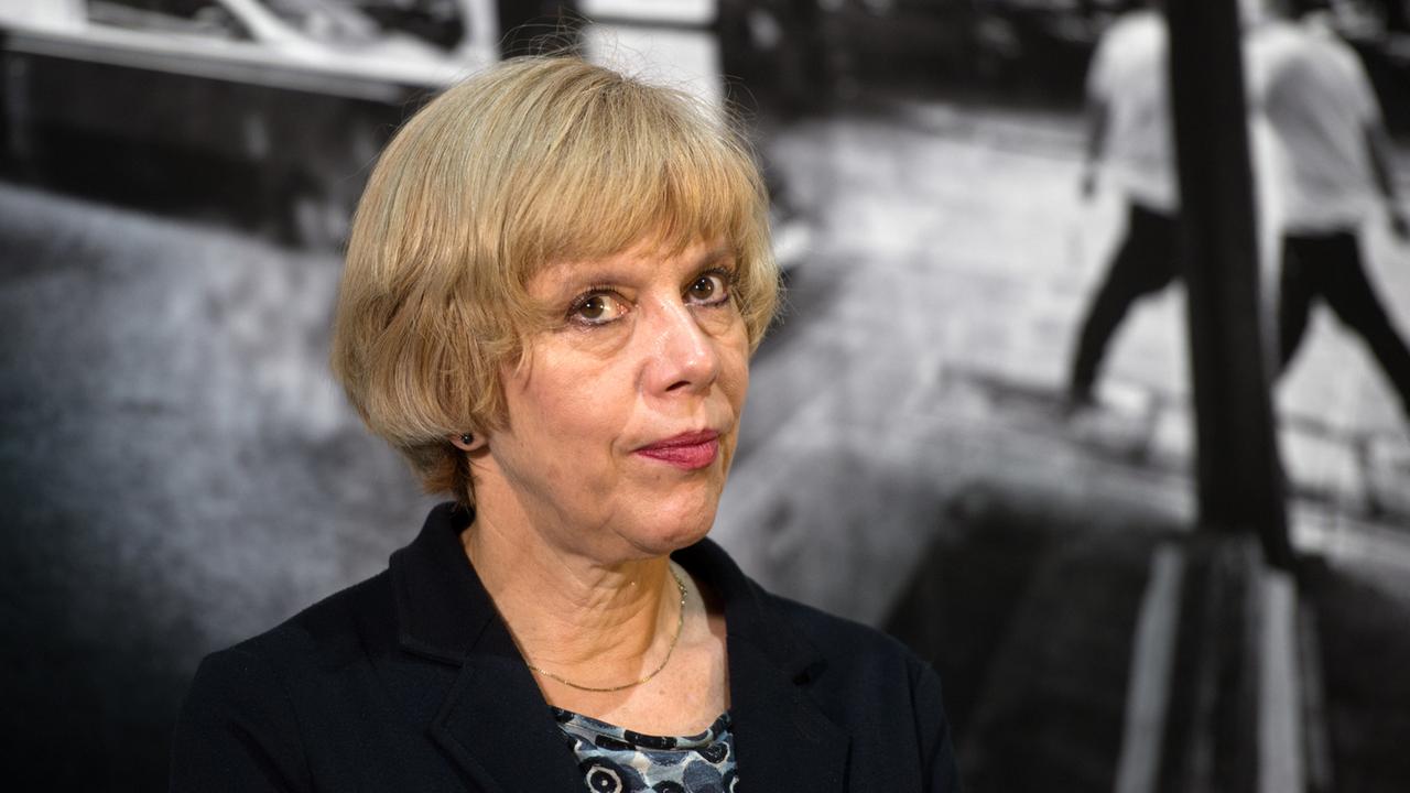 Regina Schmeken steht vor Fotografien ihrer Ausstellung im Militärhistorischen Museum der Bundeswehr in Dresden. Regina Schmeken steht vor Fotografien ihrer Ausstellung im Militärhistorischen Museum der Bundeswehr in Dresden.