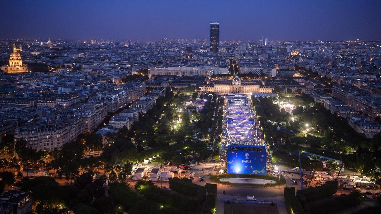 epa05353930 General view of fans gathering at the UEFA EURO 2016 Fan Zone at Champ de Mars near the Eiffel Tower to attend a concert of French DJ David Guetta as part of the EURO 2016 pre opening show in Paris, France, 09 June 2016. The UEFA EURO 2016 soccer championship takes place from 10 June to 10 July 2016 in France. EPA/CHRISTOPHE PETIT TESSON | epa05353930 General view of fans gathering at the UEFA EURO 2016 Fan Zone at Champ de Mars near the Eiffel Tower to attend a concert of French DJ David Guetta as part of the EURO 2016 pre opening show in Paris, France, 09 June 2016. The UEFA EURO 2016 soccer championship takes place from 10 June to 10 July 2016 in France. EPA/CHRISTOPHE PETIT TESSON |