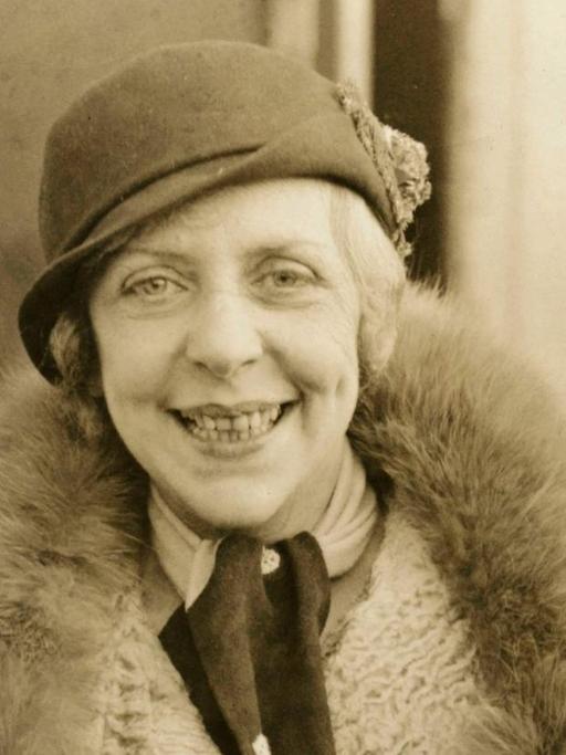 Porträt der Musikerin und Schriftstellerin Vicky Baum.