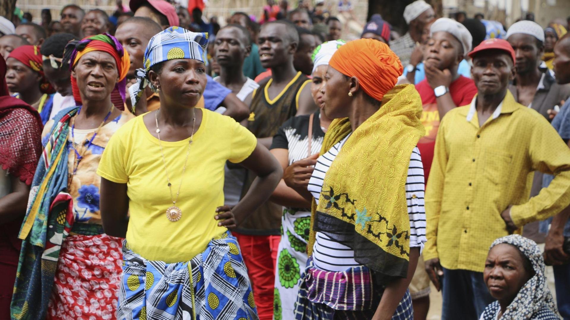 Einwohner der mosambikanischen Stadt Mókimboa da Praia während eines Festes am 7. März 2018