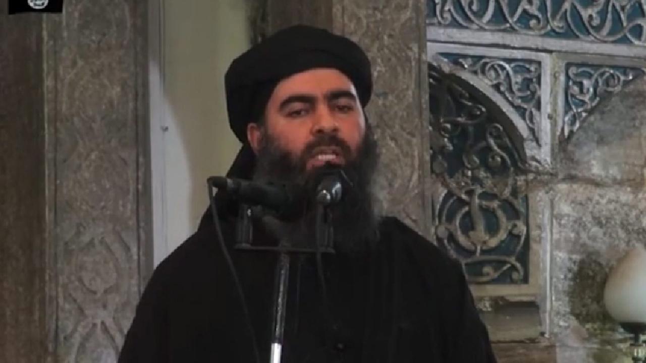Der schwarzgekleidete bärtige al-Baghdadi spricht in der Moschee in ein Doppelmikrofon. Der schwarzgekleidete bärtige al-Baghdadi spricht in der Moschee in ein Doppelmikrofon.