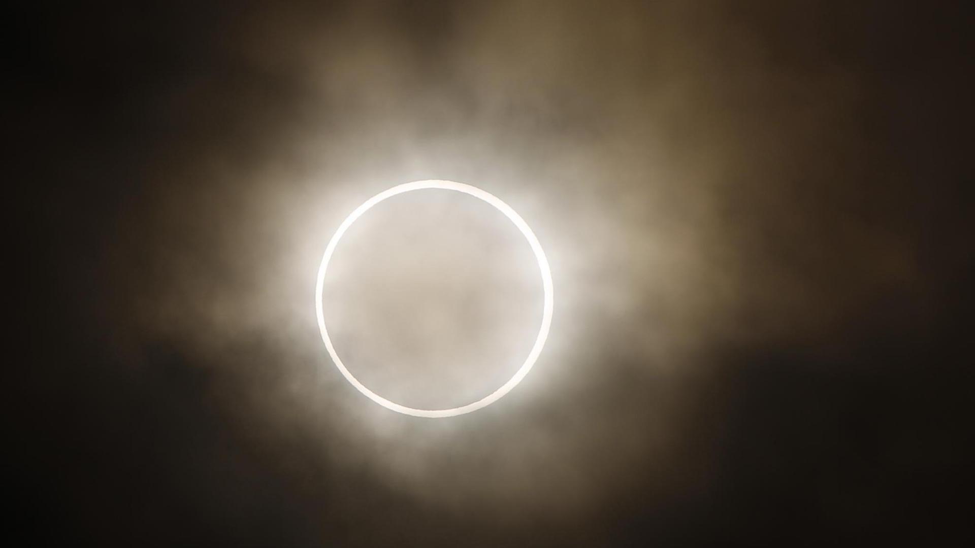Eine ringförmige Sonnenfinsternis Eine ringförmige Sonnenfinsternis