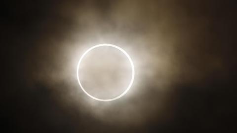 Eine ringförmige Sonnenfinsternis