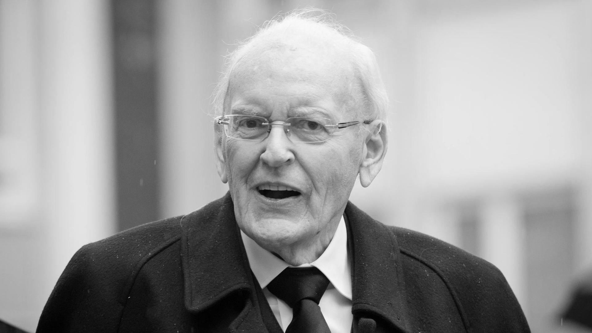 Roman Herzog, ehemaliger Bundespräsident, verlässt am 30.03.2016 die Stiftskirche in Stuttgart (Baden-Württemberg) nach einem Trauergottesdienst für den verstorbenen ehemaligen Ministerpräsidenten von Baden-Württemberg, Lothar Späth. Roman Herzog, ehemaliger Bundespräsident, verlässt am 30.03.2016 die Stiftskirche in Stuttgart (Baden-Württemberg) nach einem Trauergottesdienst für den verstorbenen ehemaligen Ministerpräsidenten von Baden-Württemberg, Lothar Späth.