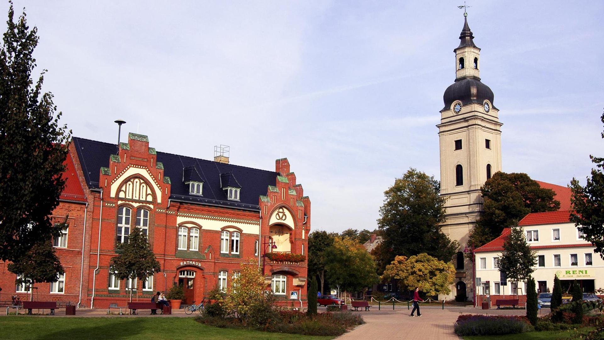 Marktplatz mit Kirche und Rathaus in Genthin Marktplatz mit Kirche und Rathaus in Genthin