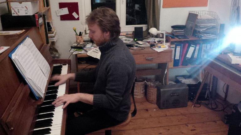 Richard Siedhoff an seinem Klavier - Proben für einen Stummfilmabend. Richard Siedhoff an seinem Klavier - Proben für einen Stummfilmabend.