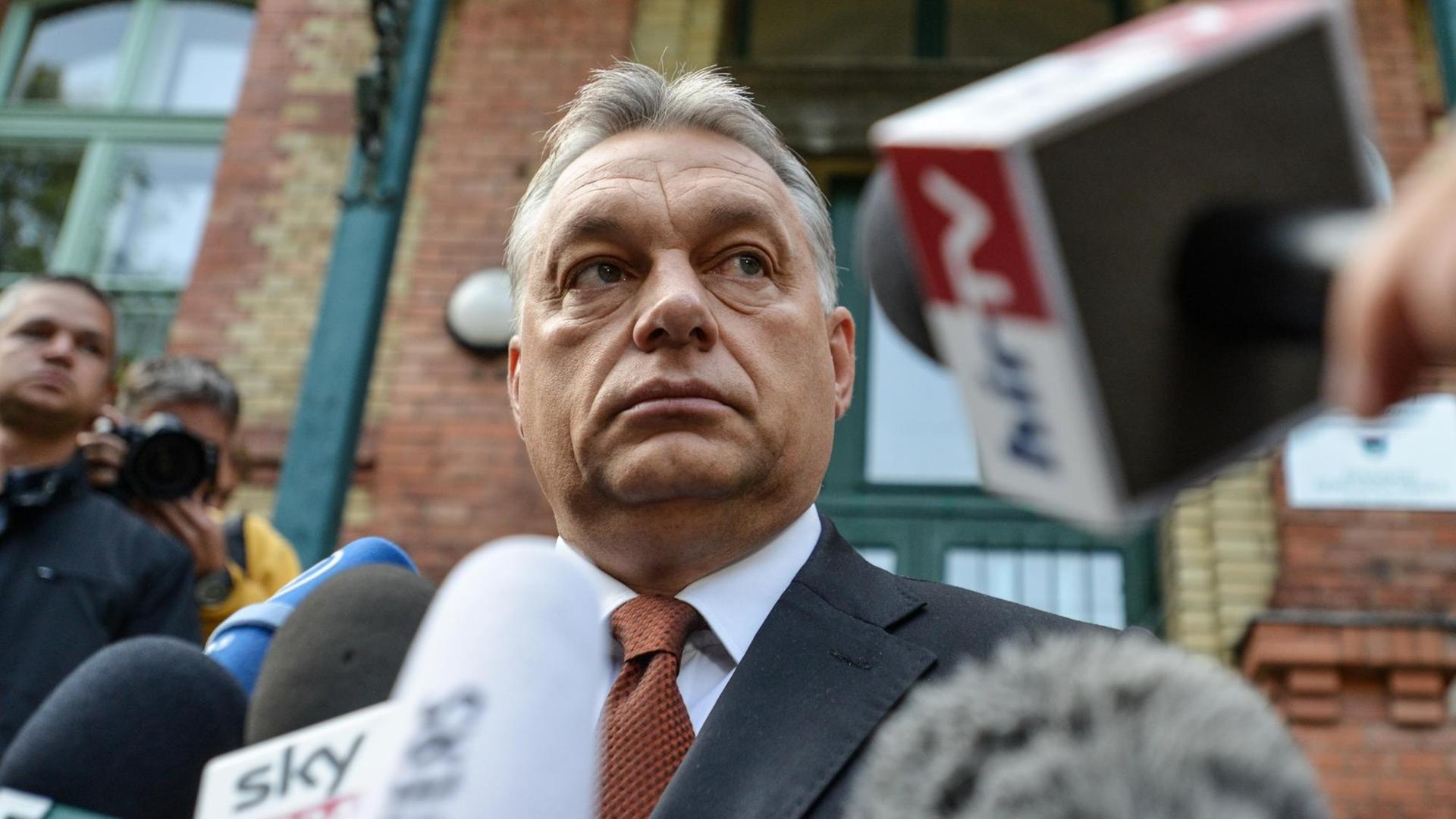 Sie sehen Ungarns Ministerpräsidenten Viktor Orbán nach der Stimmabgabe beim Referendum. Sie sehen Ungarns Ministerpräsidenten Viktor Orbán nach der Stimmabgabe beim Referendum.
