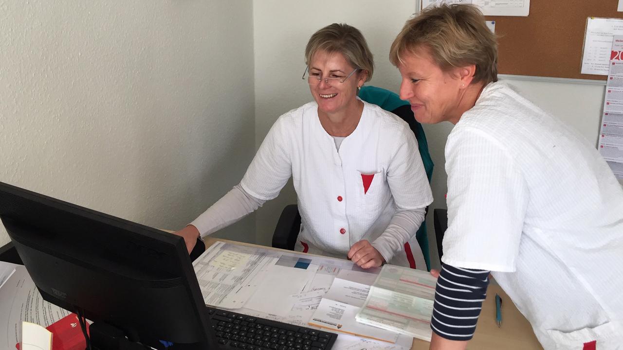 Karin Kretschmar und Brit Hofmann an einem Computer. Karin Kretschmar und Brit Hofmann an einem Computer.