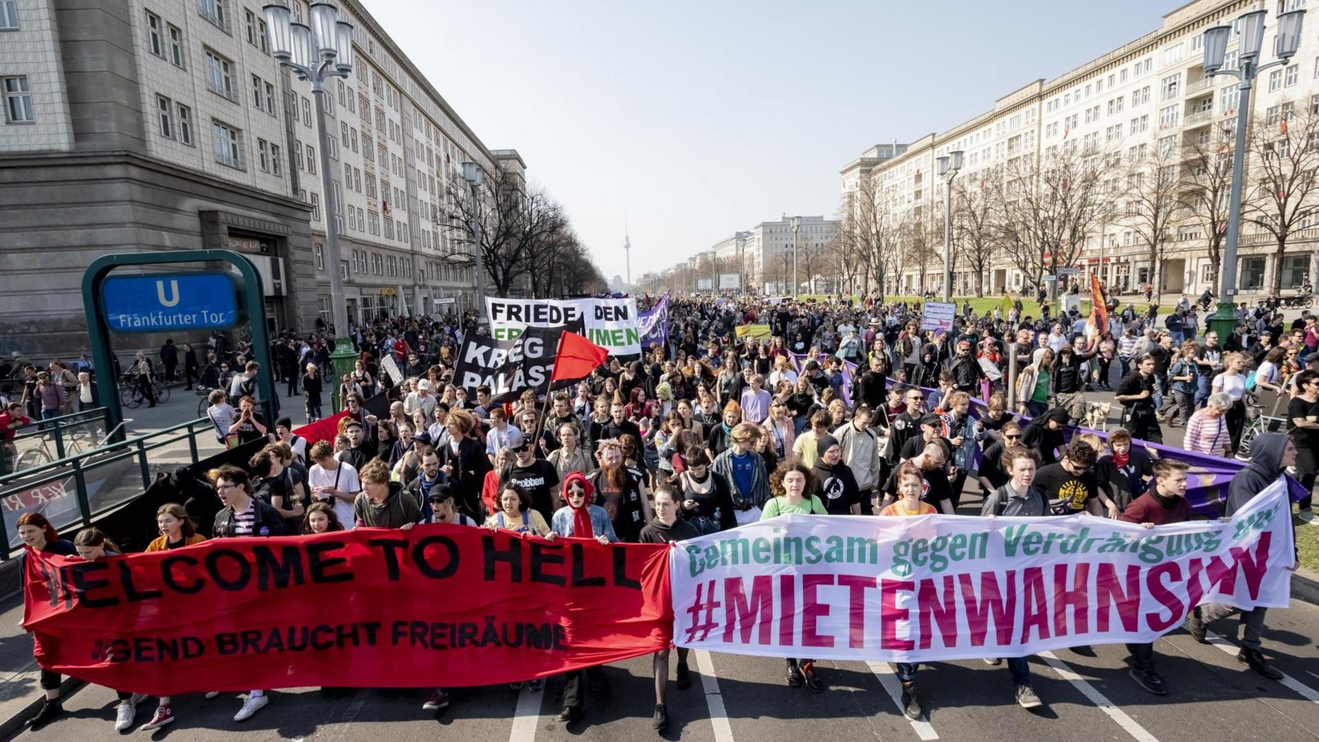 Der Demonstrationszug gegen steigende Mieten vom Bündnis gegen Verdrängung und #Mietenwahnsinn zieht durch die Karl-Marx-Allee in Berlin.