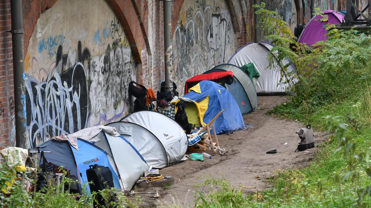 Zelte von Obdachlosen stehen am 10.10.2017 in Berlin an einem Viadukt im Tiergarten. Zelte von Obdachlosen stehen am 10.10.2017 in Berlin an einem Viadukt im Tiergarten.