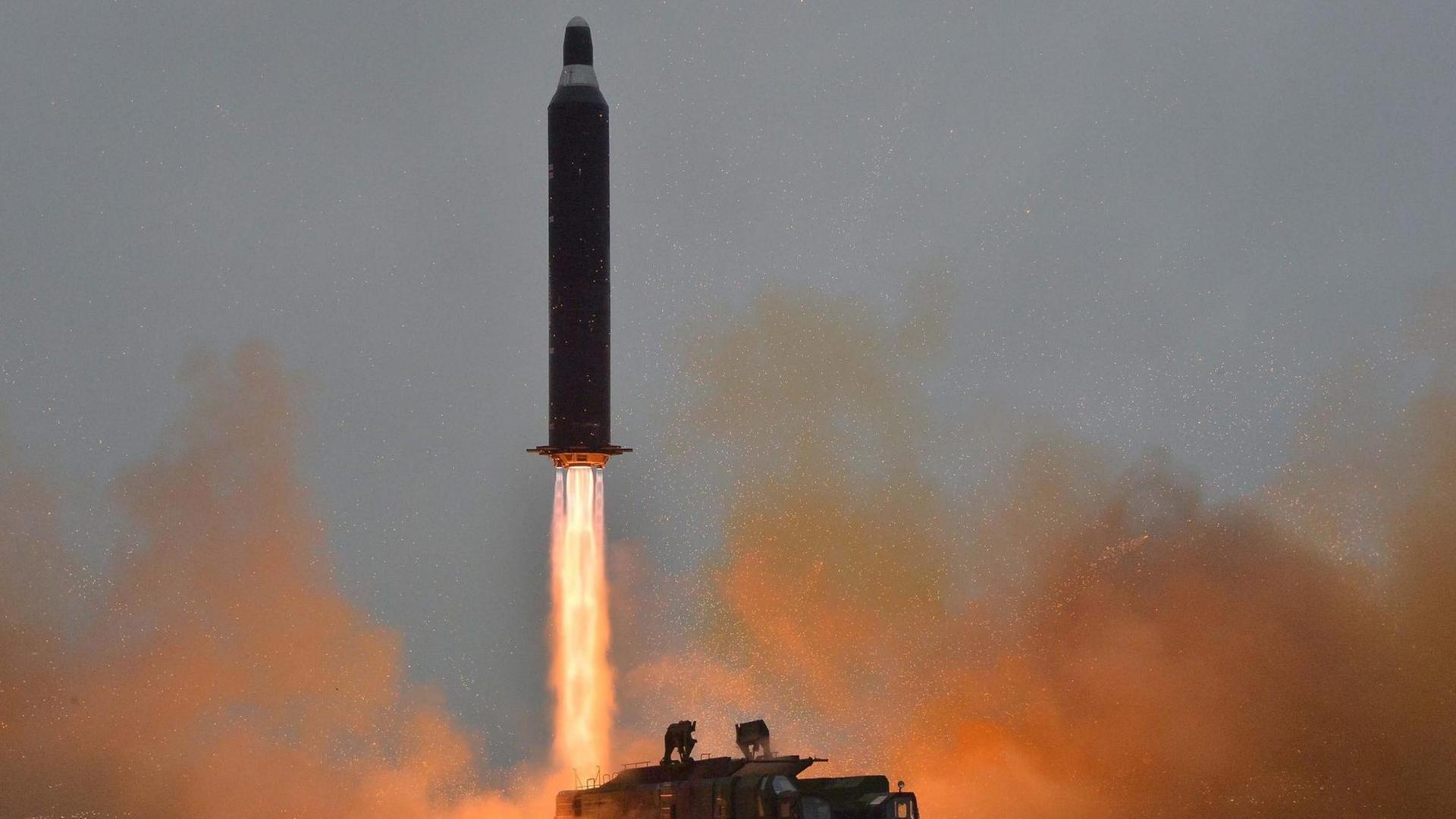 Eine von Nordkorea gezündete Rakete hebt ab (Archivbild) 