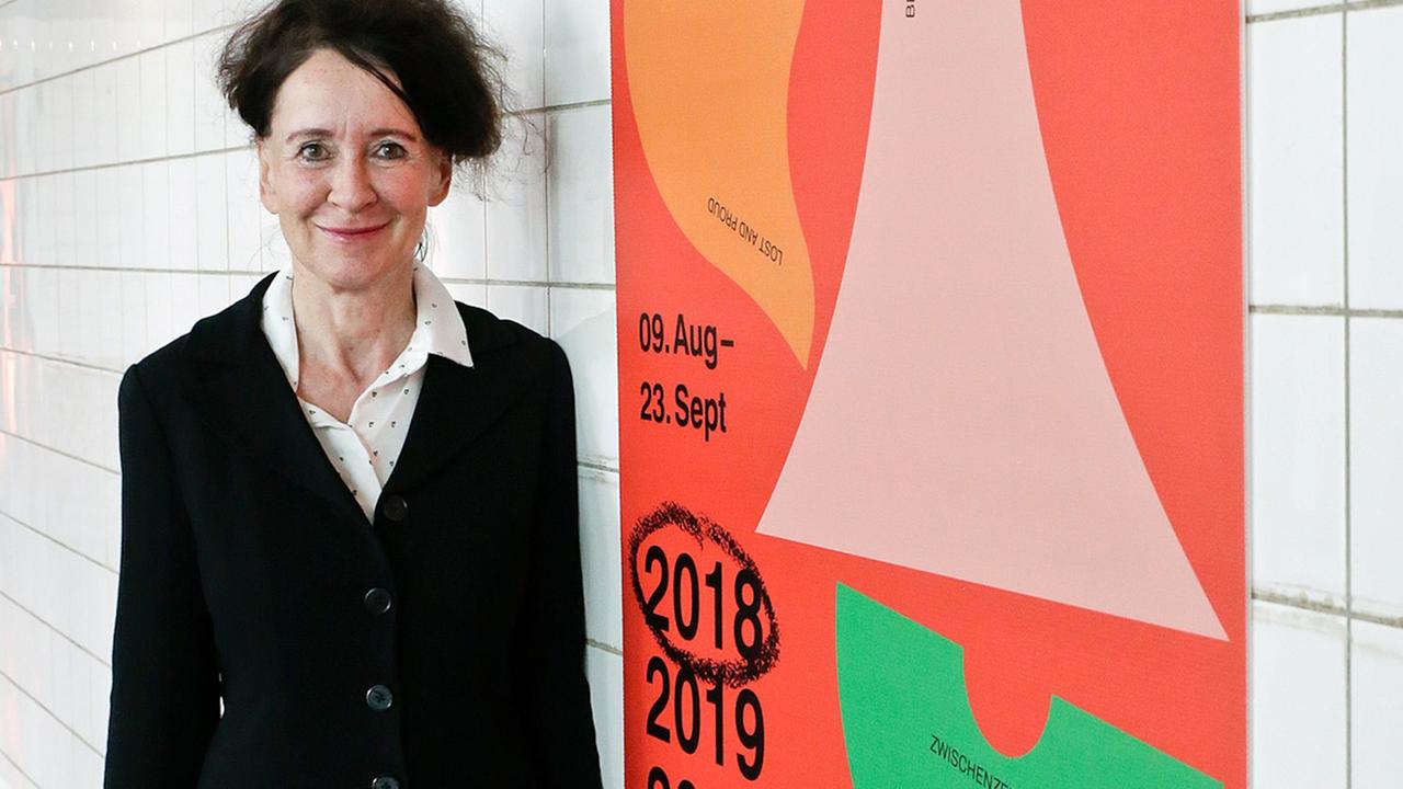 Ruhrtriennale-Intendantin Stefanie Carp bei der Programmpräsentation, rechts ein Plakat zur Ruhrtriennale 2018-2020 Ruhrtriennale-Intendantin Stefanie Carp bei der Programmpräsentation, rechts ein Plakat zur Ruhrtriennale 2018-2020
