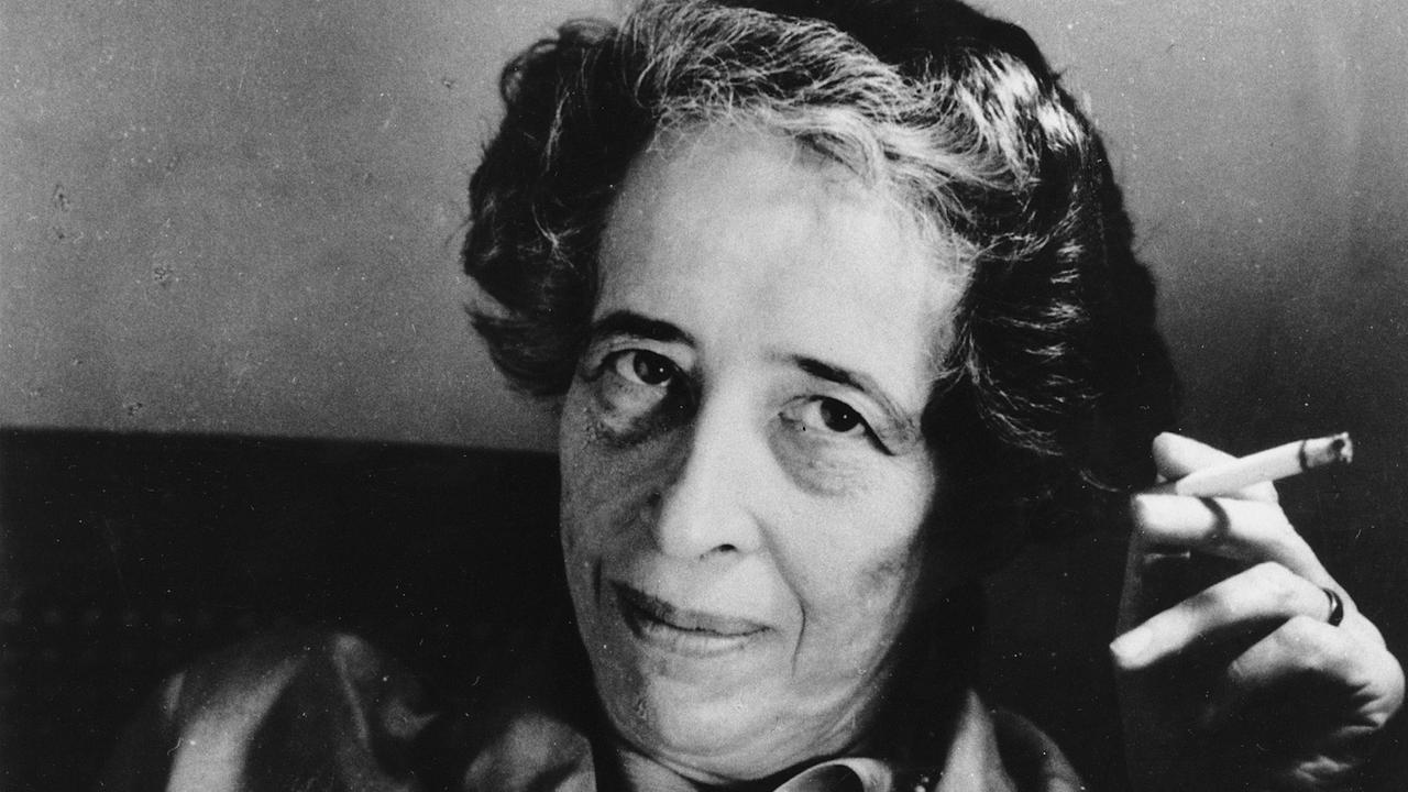 Die Philosophin Hannah Arendt mit Zigarette in der Hand Die Philosophin Hannah Arendt mit Zigarette in der Hand