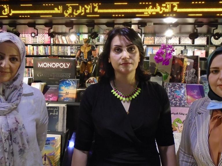 Drei Frauen stehen vor einem Buchladen