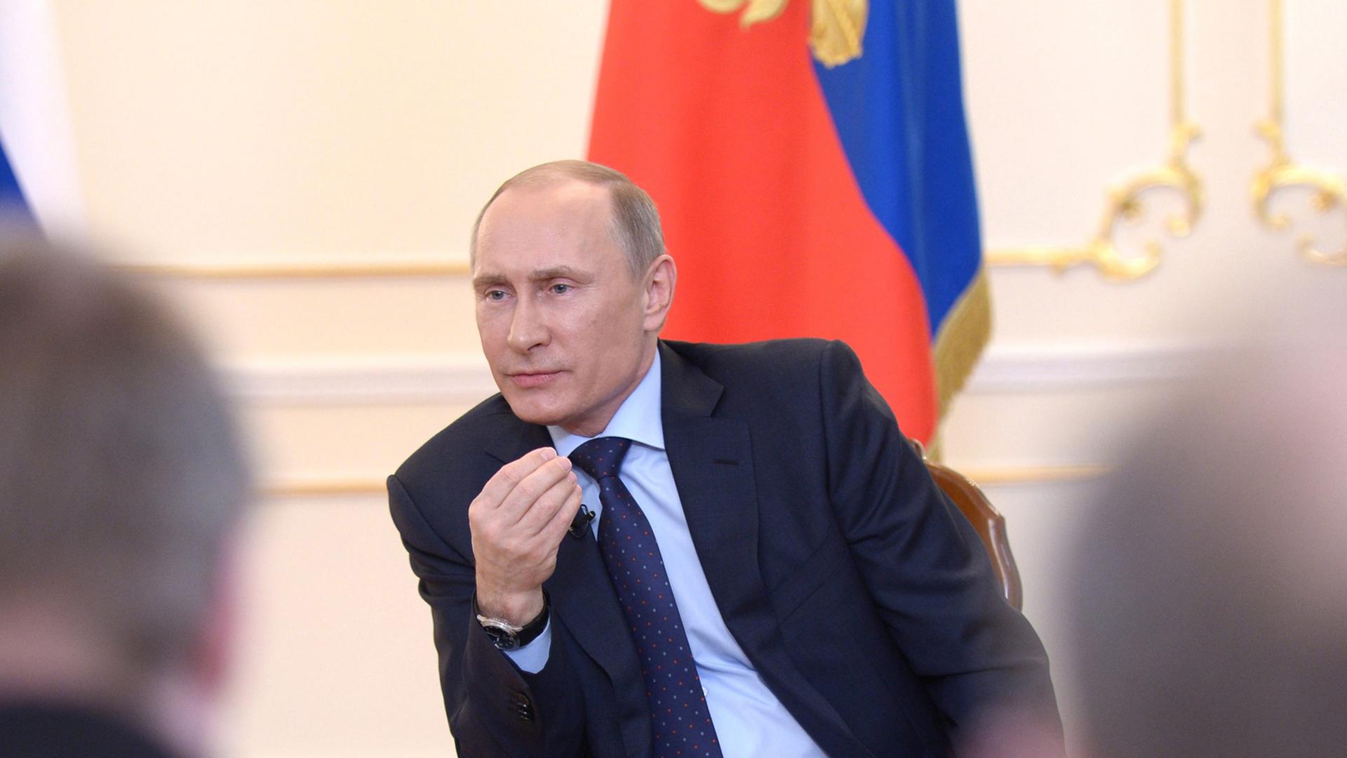Kremlchef Wladimir Putin hat bei seinem ersten öffentlichen Auftritt in der Krim-Krise betont, er sehe derzeit keinen konkreten Anlass für eine Militäraktion in der Ukraine.