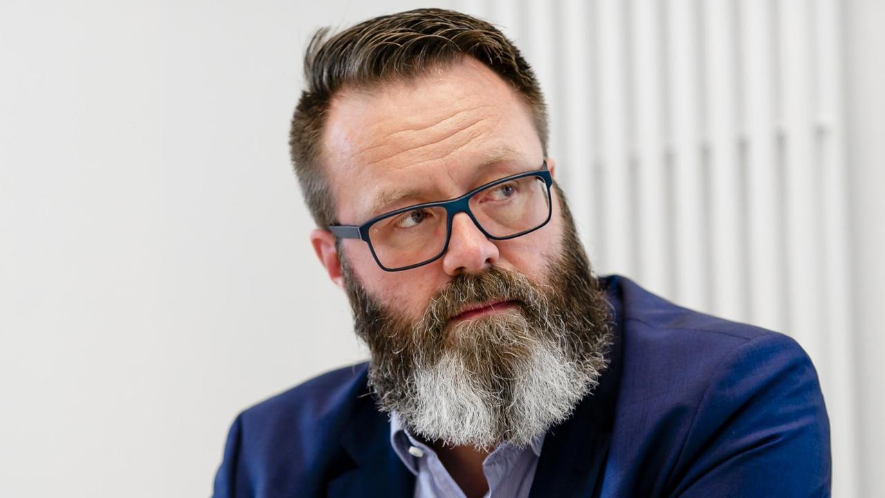 Portrait des Rostocker OB Claus Ruhe Madsen: Ein Mann mit Vollbart, Brille und in diesem Moment auch mit einem fragend-skeptischen Blick. Portrait des Rostocker OB Claus Ruhe Madsen: Ein Mann mit Vollbart, Brille und in diesem Moment auch mit einem fragend-skeptischen Blick.