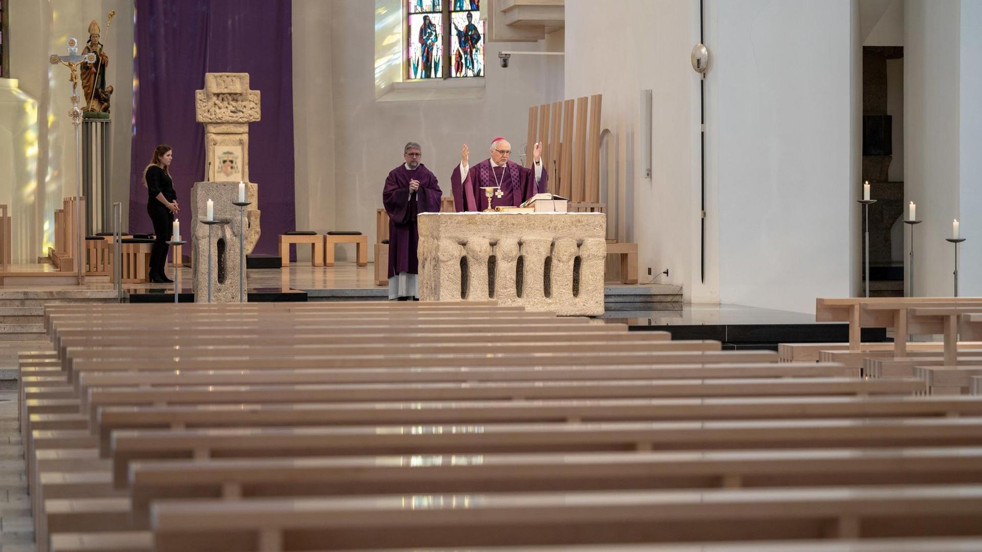 Der Bischof des Bistums Rottenburg-Stuttgart, Gebhard Fürst, feiert am im Rottenburger Dom die heilige Messe wegen der Coronavirus-Pandemie ohne Gläubige. Der Bischof des Bistums Rottenburg-Stuttgart, Gebhard Fürst, feiert am im Rottenburger Dom die heilige Messe wegen der Coronavirus-Pandemie ohne Gläubige.