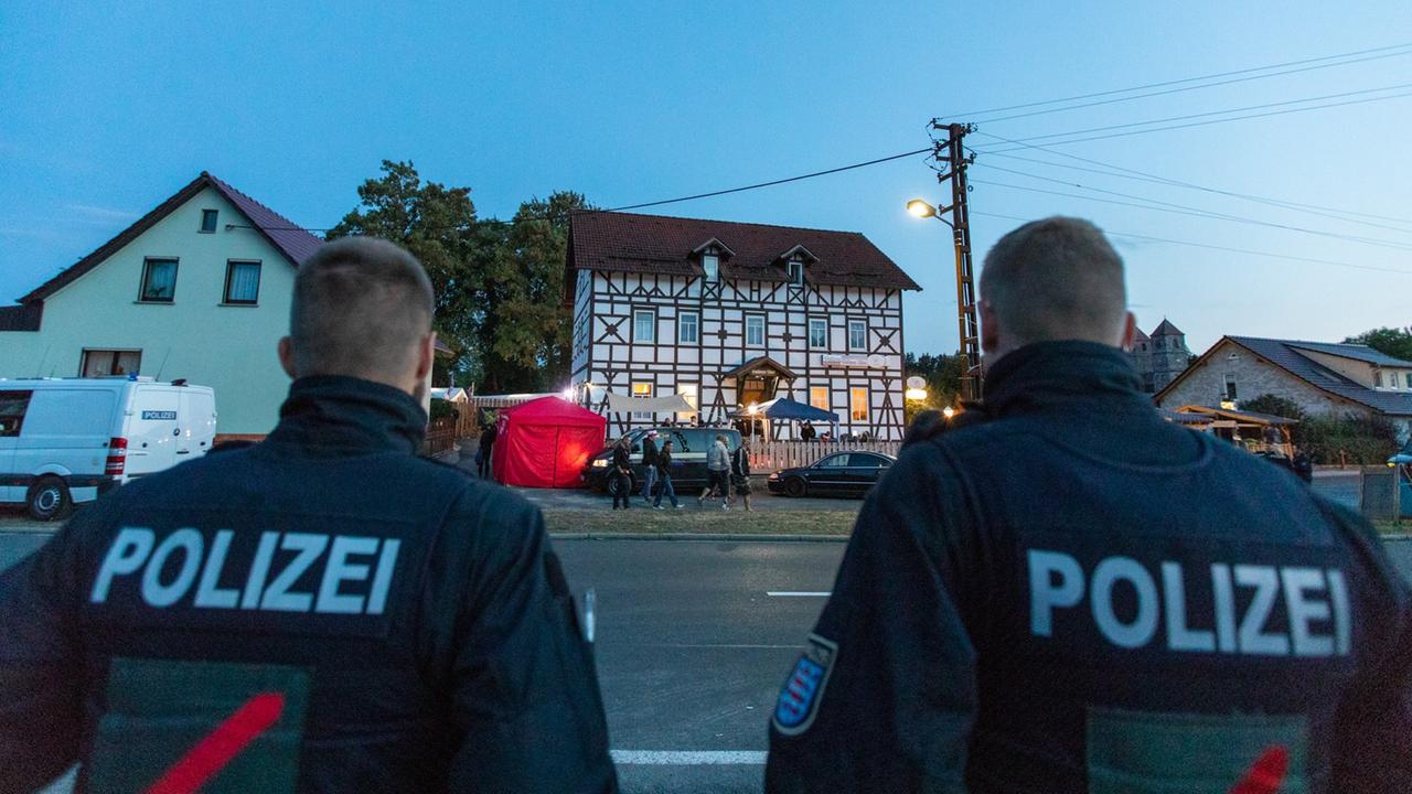 Polizisten bei der Beobachtung eines Rechtsrock-Konzerts in Kloster Veßra, Thüringen