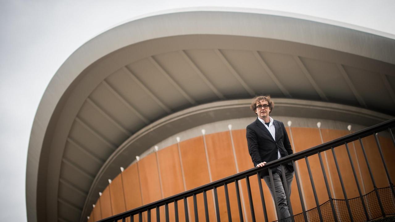 Intendant Bernd Scherer steht auf der Terrasse vom "Haus der Kulturen der Welt". Intendant Bernd Scherer steht auf der Terrasse vom "Haus der Kulturen der Welt".