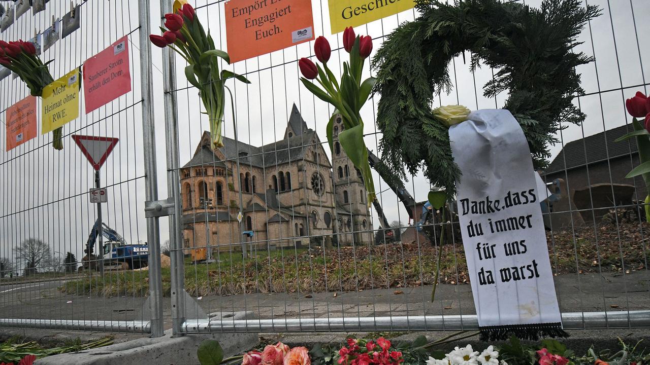 Protest im umgesiedelten Ort Erkelenz-Immerath (NRW) vor der Kirche, die im Januar 2018 für den Braunkohletagebau Garzweiler abgerissen wurde. 