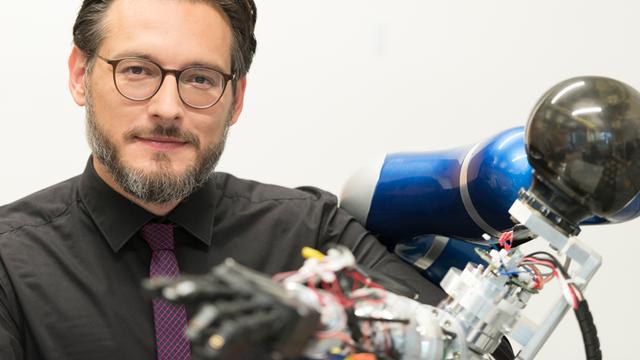 Der vom Team des Roboterforschers Sami Haddadin entwickelte Roboterarm ist mit einem Tastsinn ausgestattet