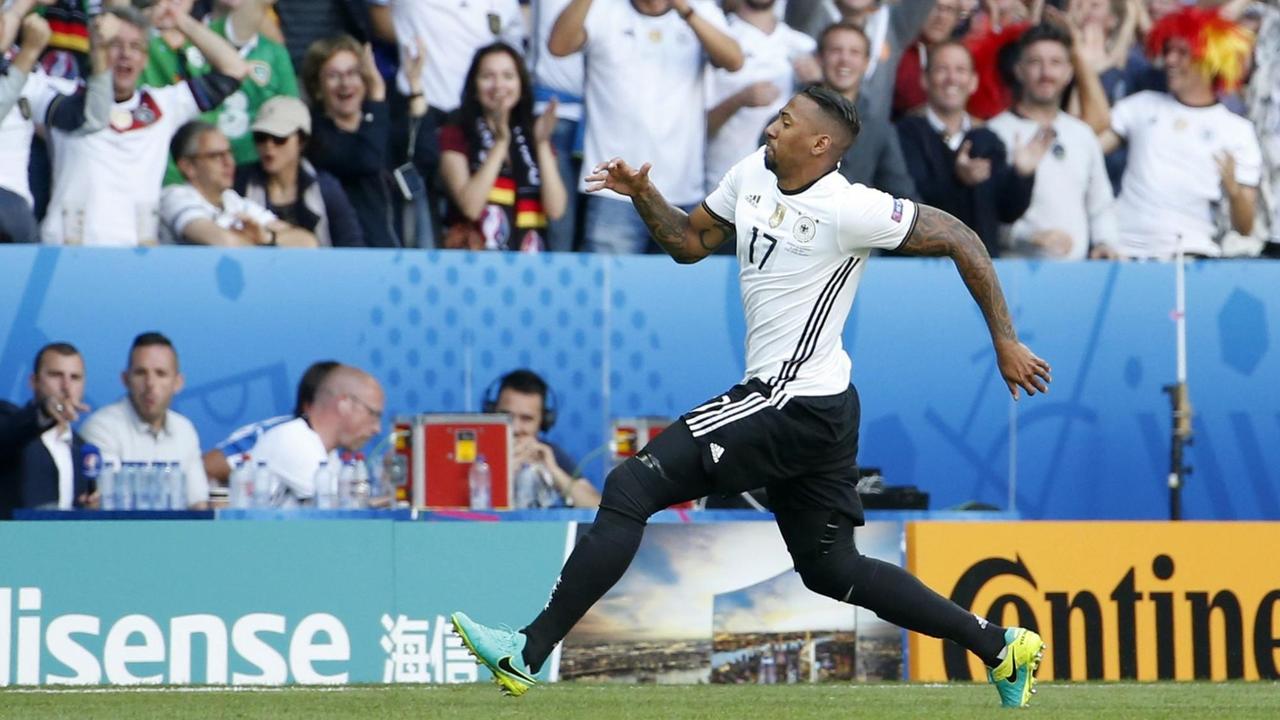 Jerome Boateng feiert während des Spiels gegen die Slowakei sein Tor. Jerome Boateng feiert während des Spiels gegen die Slowakei sein Tor.