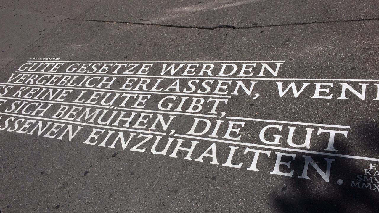 Auf den Straßen von Basel erinnern Erasmus-Zitate an den Humanisten der Renaissance, der in der Stadt am Rhein 1536 verstorben ist. Auf den Straßen von Basel erinnern Erasmus-Zitate an den Humanisten der Renaissance, der in der Stadt am Rhein 1536 verstorben ist.