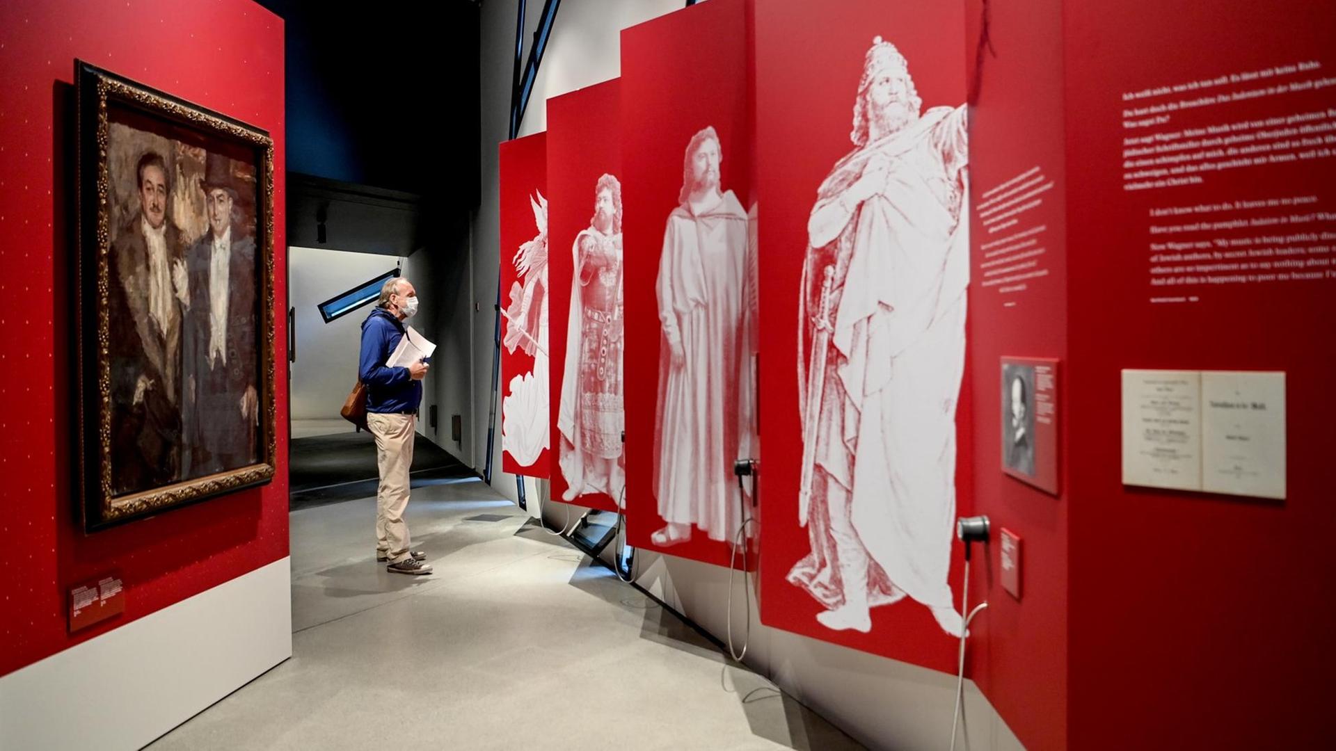 Ein Journalist steht in der neuen Dauerausstellung "Jüdische Geschichte und Gegenwart in Deutschland" im Liebeskind-Bau des Jüdischen Museums im Epochenraum "Auch Juden werden Deutsche". Ein Journalist steht in der neuen Dauerausstellung "Jüdische Geschichte und Gegenwart in Deutschland" im Liebeskind-Bau des Jüdischen Museums im Epochenraum "Auch Juden werden Deutsche".