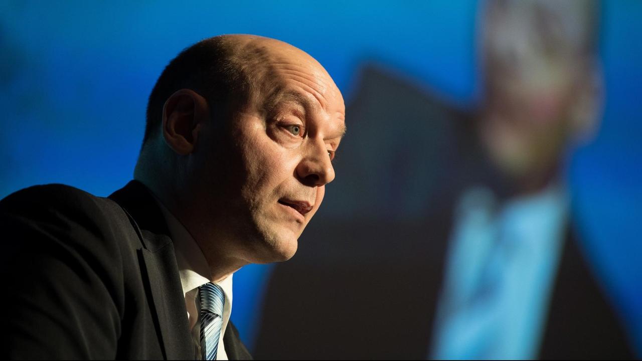 Robert Lambrou, Sprecher der AfD Hessen, redet auf dem Landesparteitag der AfD Robert Lambrou, Sprecher der AfD Hessen, redet auf dem Landesparteitag der AfD