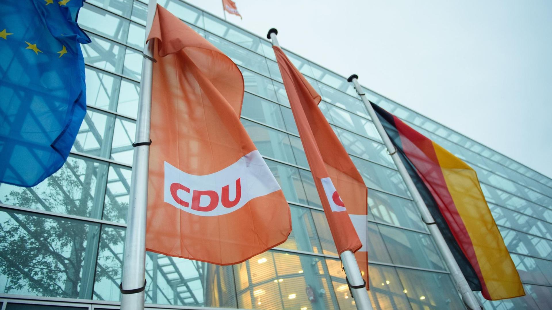 10.02.2019, Berlin: Orangene Flaggen mit der Aufschrift "CDU" wehen vor dem Konrad-Adenauer-Haus, der Parteizentrale der CDU.