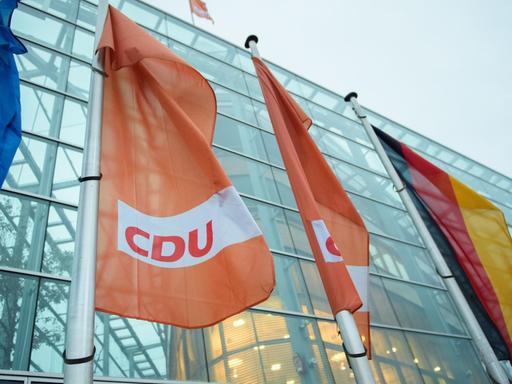 10.02.2019, Berlin: Orangene Flaggen mit der Aufschrift "CDU" wehen vor dem Konrad-Adenauer-Haus, der Parteizentrale der CDU.