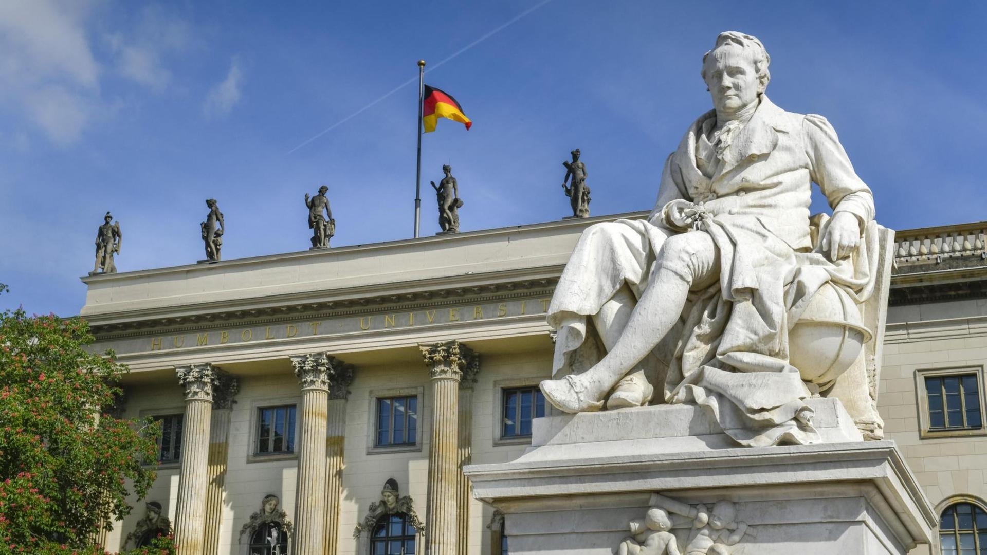 Statue von Alexander von Humboldt vor dem Hauptgebäude der Humboldt-Universität in Berlin Statue von Alexander von Humboldt vor dem Hauptgebäude der Humboldt-Universität in Berlin