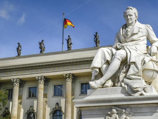 Statue von Alexander von Humboldt vor dem Hauptgebäude der Humboldt-Universität in Berlin