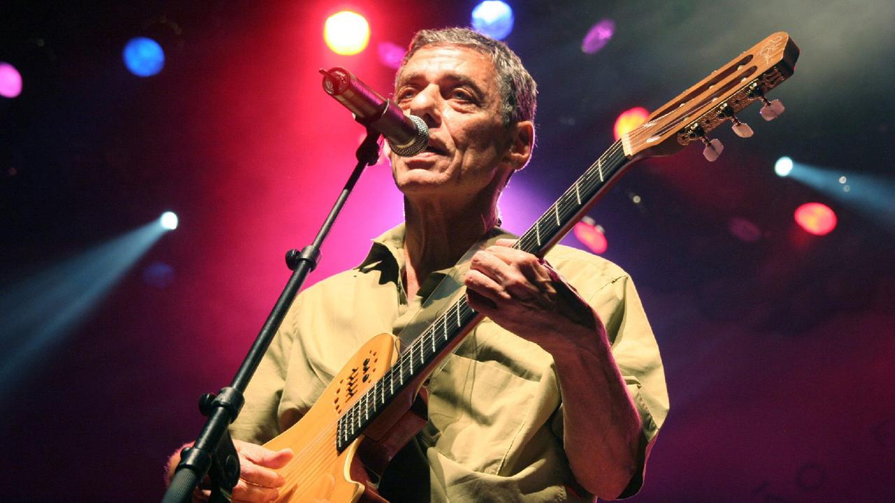 Der brasilianische Musiker und Sänger Chico Buarque bei einem Konzert 2006 Der brasilianische Musiker und Sänger Chico Buarque bei einem Konzert 2006
