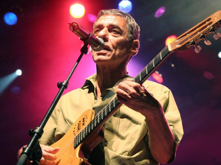 Der brasilianische Musiker und Sänger Chico Buarque bei einem Konzert 2006